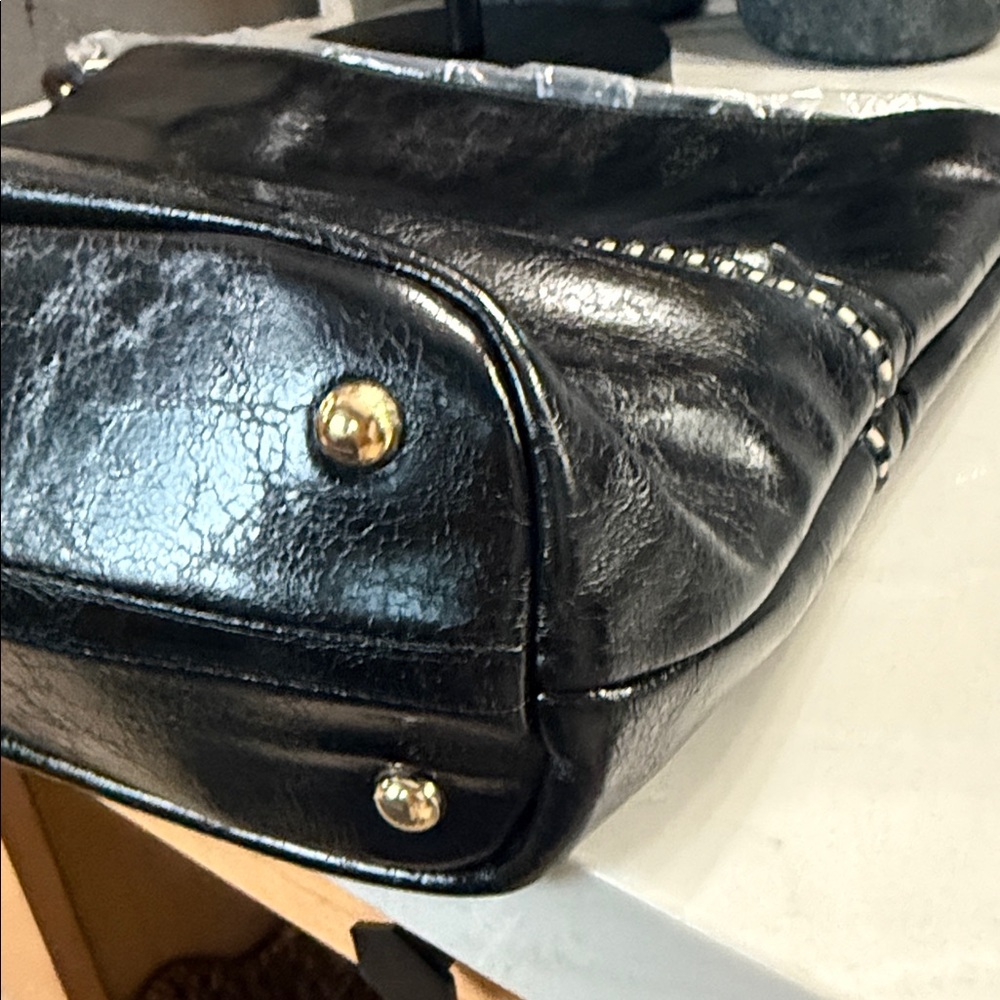 MIA K COLLECTION Chic Black Crossbody Bag with Gold Zipper Detail - Picture 10 of 11